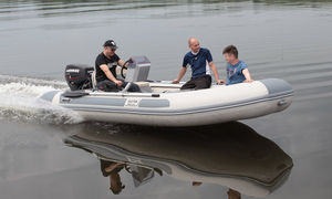 bateau pneumatique hors-bord
