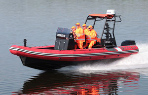 bateau pneumatique hors-bord / bimoteur / RIB / à console centrale