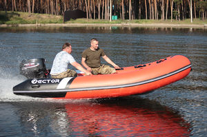 bateau pneumatique hors-bord
