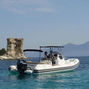 bateau pneumatique hors-bord