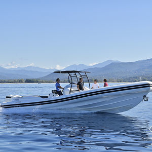bateau pneumatique hors-bord