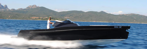 Vedette stern-drive - Maori 37 - MAORI YACHT WORLD LTD - diesel / open / à console centrale