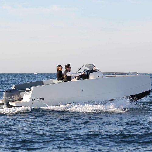 Walkaround hors-bord - M6 - Nuva Yachts - à console centrale / max. 8 personnes / avec cabine