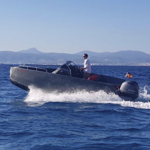 Coque open hors-bord - M6  - Nuva Yachts - à console centrale / max. 8 personnes / avec cabine