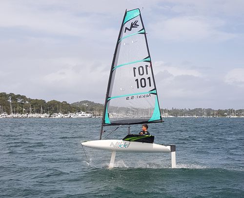 Dériveur enfant - Nikki  - Skeeta Watersports - solitaire / à foil / école
