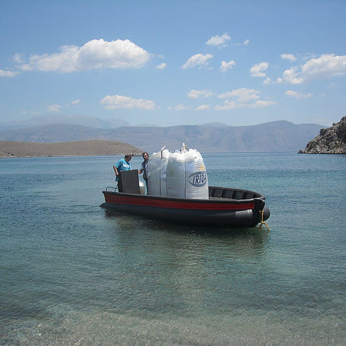 Bateau de travail - gesikat - bateau pour l'aquaculture / hors-bord / en HDPE