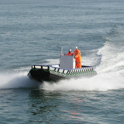 Bateau pour l'aquaculture - akuakare - in-bord / en HDPE