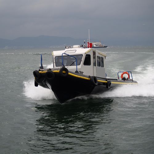 Bateau pour l'aquaculture - akuakare - in-bord / en HDPE
