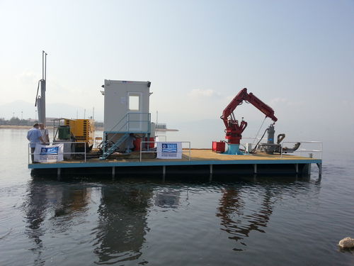 Barge de travail - akuakare - bateau pour l'aquaculture