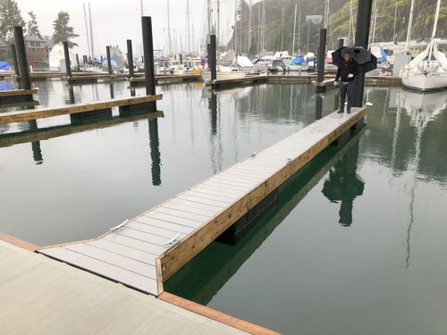 Catway maintenu par des piliers - WVYC - International Marine Floatation Systems, Inc. (IMFS)