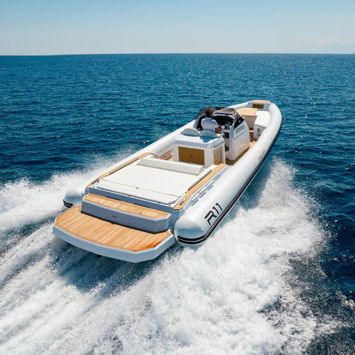 Bateau pneumatique in-bord - R11 BOW RIDER - RENIER - bimoteur / semi-rigide / à console centrale