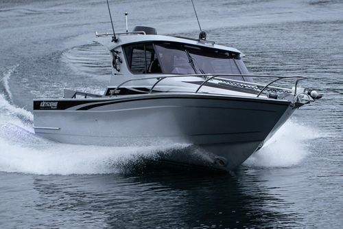 Cabin-cruiser in-bord - 795 XST - Extreme Boats EU Ltd. - avec timonerie / de pêche sportive / en aluminium