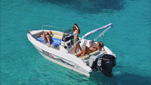 Coque open hors-bord - 53 S Enica - Cantiere Nautica Trimarchi Srl - à console centrale / max. 6 personnes / bain de soleil