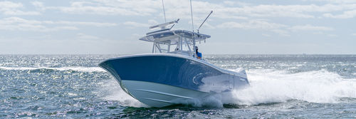 Coque open hors-bord - 36′ - Invincible Boat Company - trimoteur / à console centrale / rapide