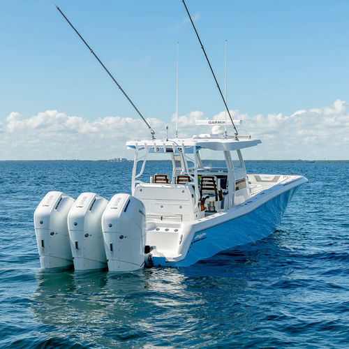 Coque open hors-bord - 43′ - Invincible Boat Company - trimoteur / à console centrale / rapide
