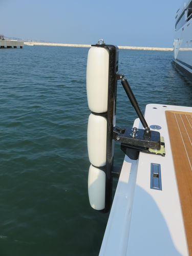 Pare-battage pour yacht - Advanced Mechanical Solutions - de poupe / en carbone