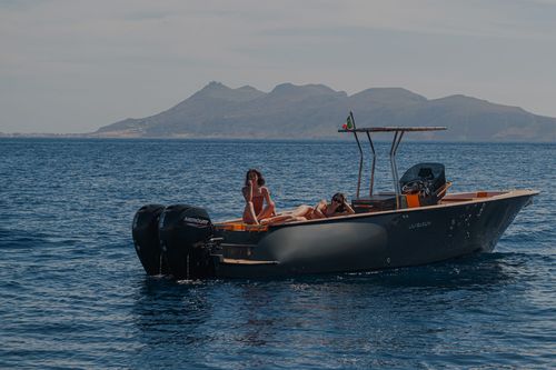 Coque open hors-bord - LEVANZO 25 - LILYBAEUM YACHT SRL - bimoteur / à console centrale / de pêche sportive