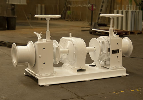 Treuil pour navire - TH COMPANY - pour bateau / pour manoeuvre d'ancre / à entraînement hydraulique