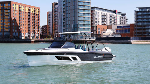 Coque open hors-bord - 27 T-Top V2 Onyx - QUARKEN Boats - à console centrale / de ski nautique / max. 9 personnes