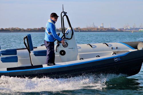 Bateau pneumatique in-bord - RS Electric Boats Ltd. - électrique / RIB / à console centrale