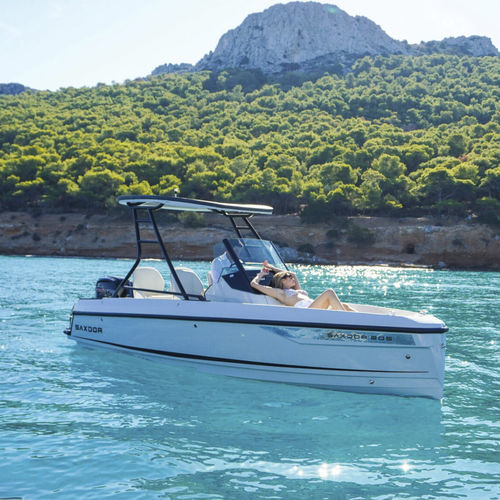 Coque open hors-bord - 205 - Saxdor Yachts Oy - carène à redan / à console centrale / max. 6 personnes