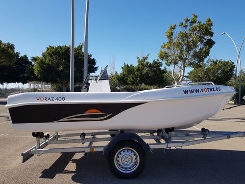 Coque open hors-bord - VORAZ  400 OPEN - VORAZ Astilleros - à console centrale / de pêche sportive / max. 5 personnes