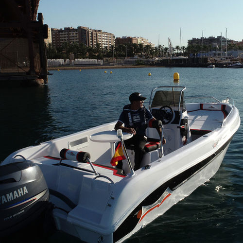 Coque open hors-bord - VORAZ  500 OPEN  - VORAZ Astilleros - max. 8 personnes / bain de soleil