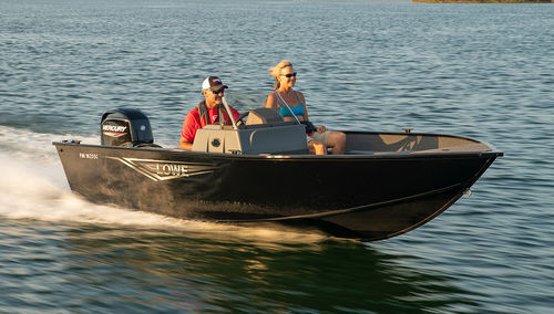Bass boat hors-bord - FM 1625 SC - Lowe - à console latérale / open / de pêche sportive