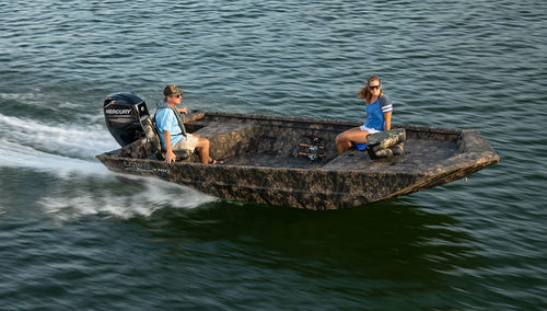 Jon boat hors-bord - Roughneck 1760 Deluxe Tiller - Lowe - à console latérale / open / de pêche sportive