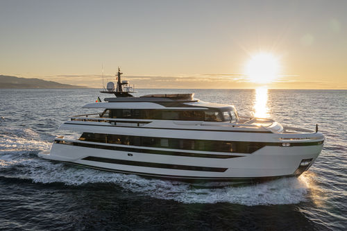 Motor-yacht de croisière - EXTRA X96 Triplex - Extra Yachts - à fly / 8 cabines / à déplacement
