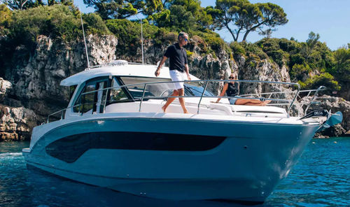 Vedette trimoteur - Antares 12 Coupé - Bénéteau Motorboats - hard-top / max. 12 personnes / max. 10 personnes