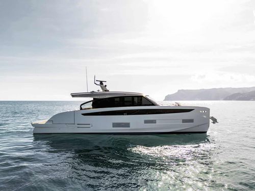 Motor-yacht de croisière - SEADECK 6 - Azimut - hard-top / hybride / IPS