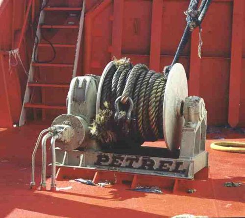 Treuil pour navire - Petrel International - pour manoeuvre d'ancre / à entraînement hydraulique / tambour simple