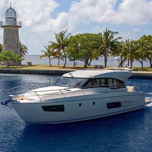Vedette in-bord - VIRTESS 420 - BAVARIA YACHT - bimoteur / à fly / max. 12 personnes