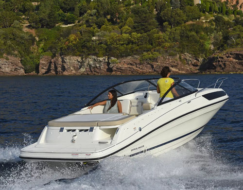Day-cruiser in-bord - VR5 Cuddy - Bayliner - diesel / open / à double console