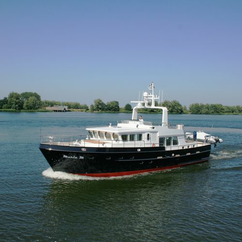 Trawler in-bord - BLUE WATER Series - Altena Yachting - à fly