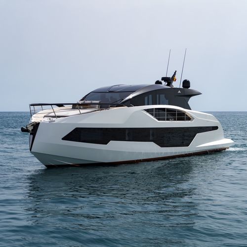 Motor-yacht de croisière - 677 Coupe - Astondoa - hard-top / 3 cabines / 4 cabines