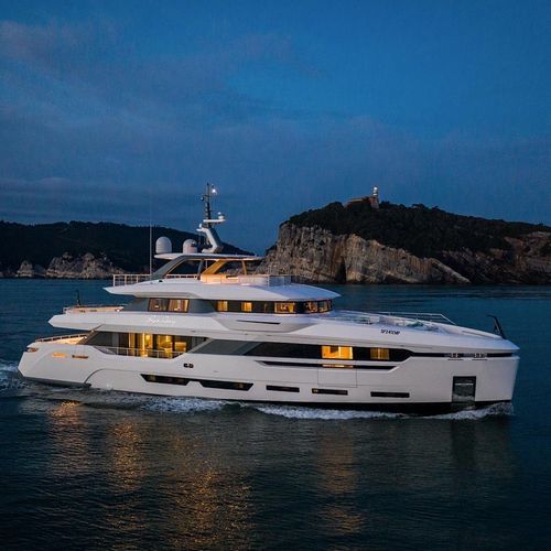 Super-yacht de croisière - RUN AWAY - Baglietto spa - raised pilothouse / coque semi-planante / avec piscine