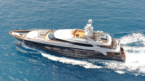 Super-yacht de croisière - IRA - Baglietto spa - avec timonerie / hard-top / coque à déplacement