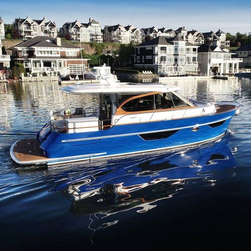 Vedette in-bord - BLUE - Burger Boat Company - bimoteur / coque planante / hard-top