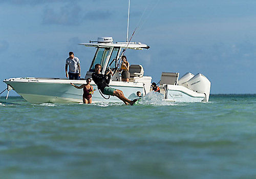 Bay boat hors-bord - 280 DAUNTLESS - Boston Whaler - bimoteur / à console centrale / open