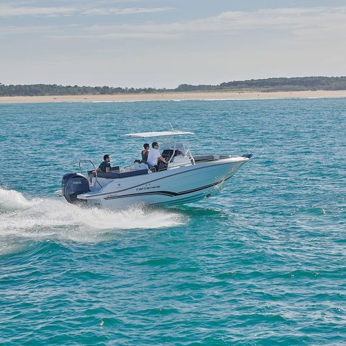 Coque open hors-bord - CAP CAMARAT 7.5 CC - Jeanneau - Motorboats - à console centrale / de pêche sportive / max. 9 personnes