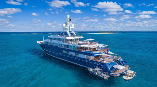 Méga-yacht de luxe de croisière - BELLA VITA - Lurssen Yachts - raised pilothouse / coque à déplacement