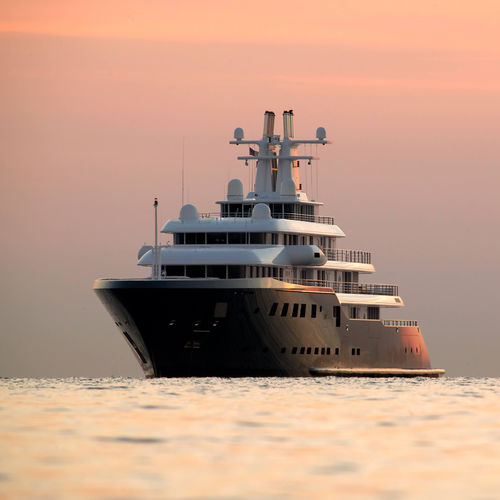 Mega-yacht de croisière - ICE - Lurssen Yachts - raised pilothouse / avec héliport