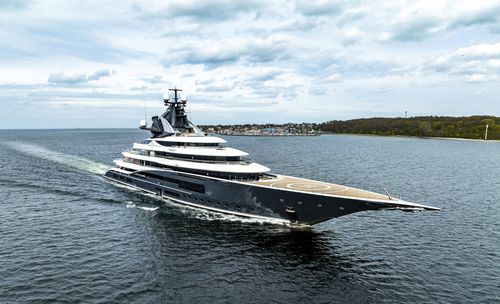 Méga-yacht de luxe de croisière - KISMET - Lurssen Yachts - raised pilothouse / coque à déplacement / avec héliport
