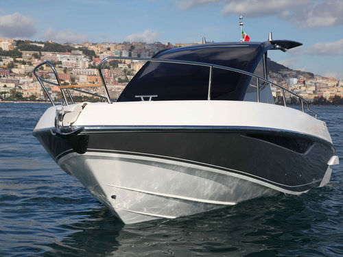 Vedette in-bord - 30 GT - Nautica Salpa - bimoteur / hard-top / max. 10 personnes