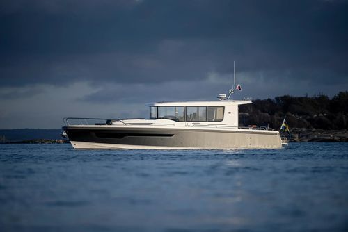 Vedette in-bord - Sport Coupé 42 - Nimbus - bimoteur / carène à redan / avec timonerie