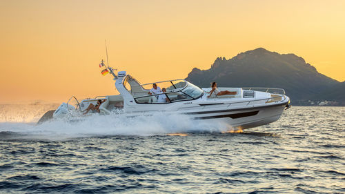 Vedette hors-bord - Sport Weekender 42 - Nimbus - bimoteur / carène à redan / soft-top