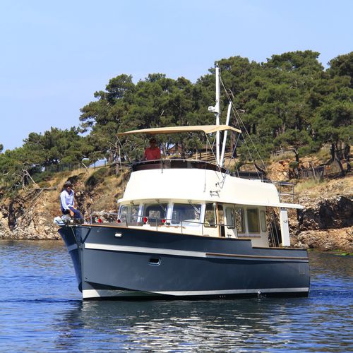 Trawler in-bord - 36 - Rhea Marine - diesel / à fly / avec timonerie