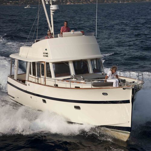 Trawler in-bord - 43 - Rhea Marine - diesel / à fly / avec timonerie